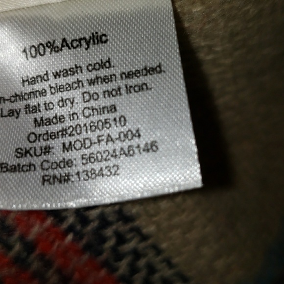 New Modcloth Loch and Key Tartan Blanket Scarf - Picture 5 of 8